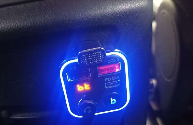 Bluetooth FM трансмитер с бързо зарядно 12V/24V – USB + Type-C, Handsfree