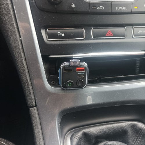 Bluetooth FM трансмитер с бързо зарядно 12V/24V – USB + Type-C, Handsfree